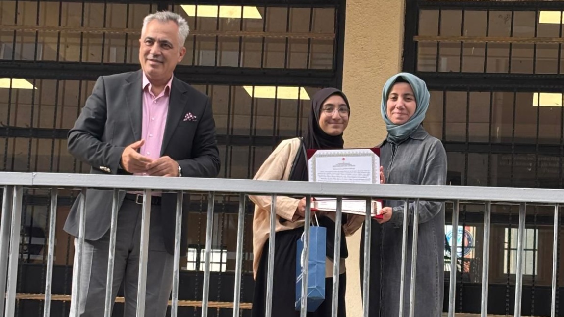 HAFIZLIĞINI TAMAMLAYAN ÖĞRENCİMİZİ TEBRİK EDERİZ.